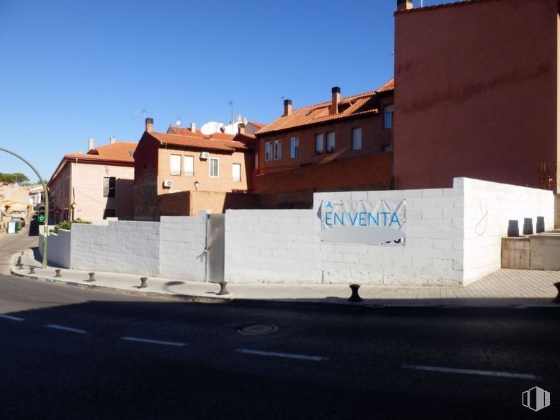 Land for sale at Plaza Santos Juarranz, 6, Los Santos de la Humosa, Madrid, 28817 with sky, building, window, house, road surface, asphalt, neighbourhood, residential area, facade and tints and shades around