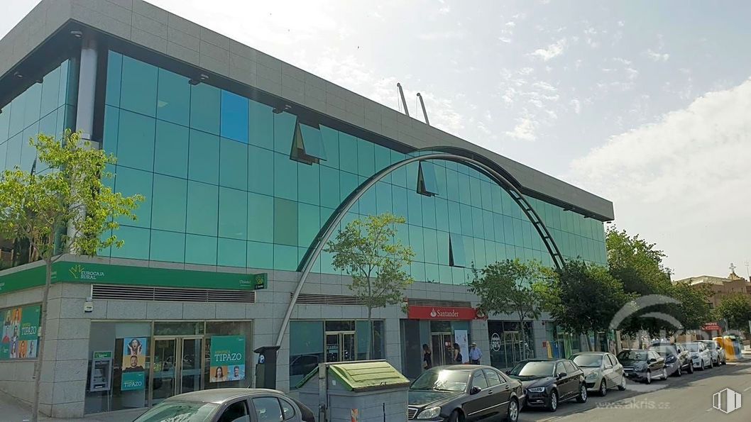 Retail for sale & for rent at Bulevar, Avenida Europa, Toledo, 45003 with car, building, automotive parking light, land vehicle, wheel, sky, tire, cloud, vehicle and shade around