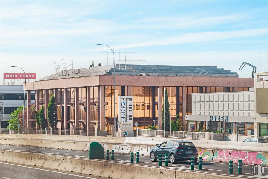 Oficina en alquiler en Calle Navaluenga, 2, Las Rozas de Madrid, Madrid, 28230 con coche, cielo, edificio, vehículo, luz de la calle, rueda, nube, ventana, diseño urbano y barrio alrededor