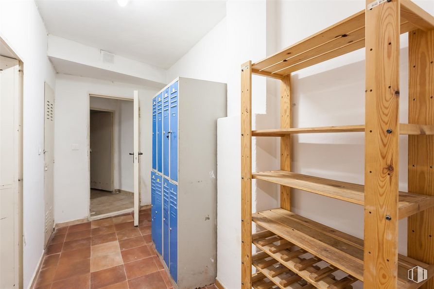 Local en venta en Calle Boltaña, 118, San Blas - Canillejas, Madrid, 28022 con estantería, mueble, accesorio, puerta, madera, escaleras, interiorismo, suelos, suelo y estantería alrededor