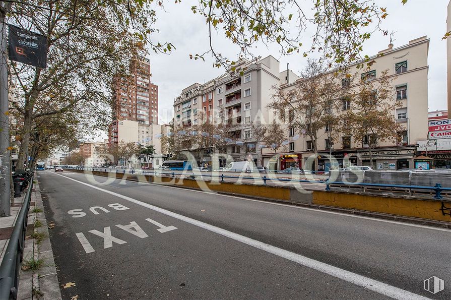 Local en alquiler en Calle Francisco Silvela, 76, Salamanca, Madrid, 28028 con edificio, durante el día, ventana, cielo, superficie de la carretera, árbol, diseño urbano, asfalto, arquitectura y vía pública alrededor