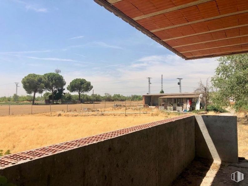 Nave en venta en Camino Viejo de Barajas, San Sebastián de los Reyes, Madrid, 28862 con edificio, cielo, nube, planta, árbol, sombra, zona rural, paisaje, carretera y asfalto alrededor