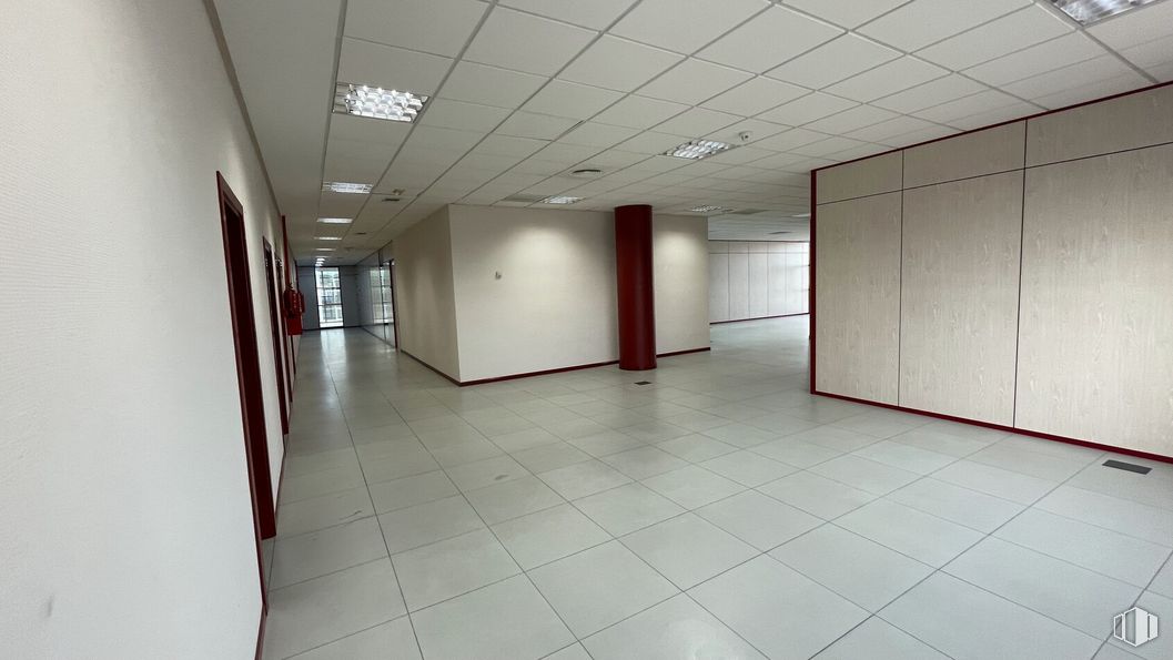 Oficina en alquiler y venta en Avenida Italia, 10, Coslada, Madrid, 28820 con armario, accesorio, pasillo, edificio, diseño de interiores, piso, suelo, techo, vidrio y puerta alrededor