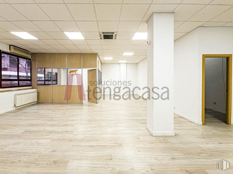 Oficina en alquiler en Calle Azcona, Salamanca, Madrid, 28028 con ventana, lámpara, puerta, accesorio, madera, edificio, suelos, hall, techo y madera dura alrededor