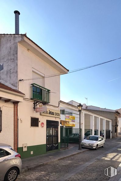 Local en alquiler y venta en Calle Calderón de la Barca, 9, Navalcarnero, Madrid, 28600 con coche, neumático, rueda, casa, ventana, cielo, vehículo terrestre, vehículo, edificio y infraestructura alrededor