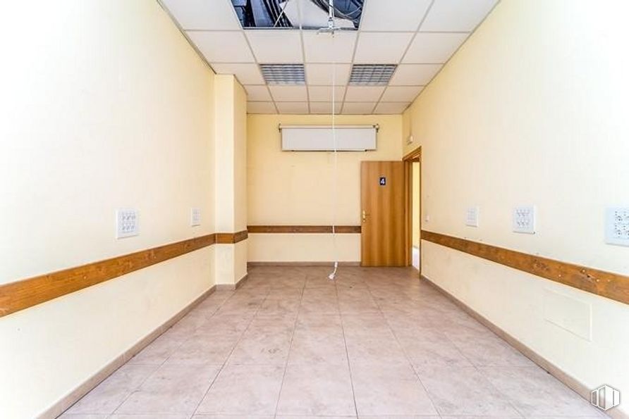 Retail for sale at Calle León Felipe, Guadalajara, 19004 with door, building, fixture, interior design, floor, flooring, wood, hall, ceiling and rectangle around