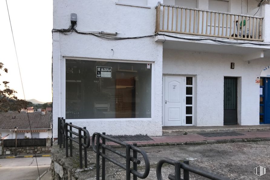 Retail for rent at Travesía Dos de Mayo, 35, Valdemaqueda, Madrid, 28295 with door, window, house, wood, fence, neighbourhood, building, facade, concrete and city around