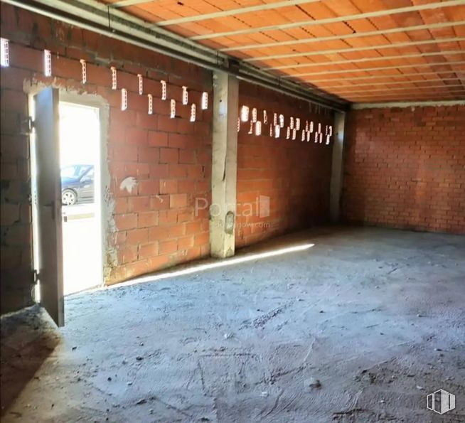 Retail for sale at Calle Rigoberta Menchú, Cuéllar, Segovia, 40200 with property, wood, flooring, interior design, floor, beam, brickwork, line, wall and brick around