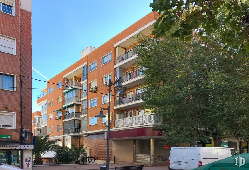 Local en alquiler en Calle Marquesa Viuda Aldama, Alcobendas, Madrid, 28100 con camioneta, ventana, edificio, cielo, planta, árbol, diseño urbano, bloque de pisos, condominio y vehículo alrededor