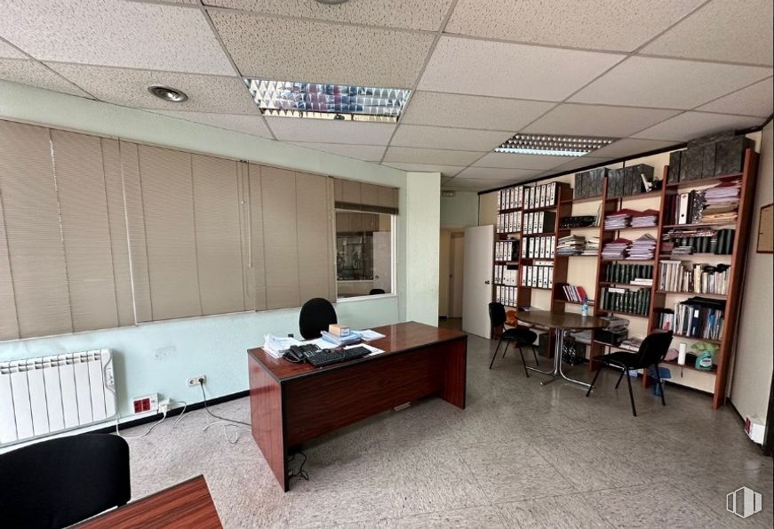 Industrial for rent at Edificio Indubuilding, Calle Tomás Bretón, Arganzuela, Madrid, 28045 with chair, table, furniture, shelf, bookcase, interior design, flooring, floor, publication and desk around