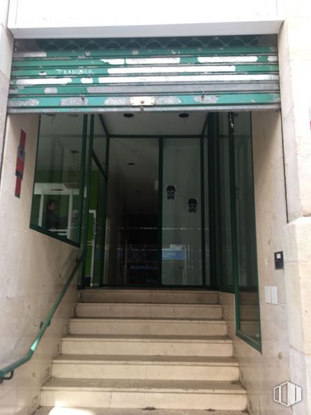 Retail for sale & for rent at Calle José Luis Álvarez de Castro, Cuenca, 16002 with stairs, fixture, wood, door, building, composite material, facade, house, symmetry and porch around