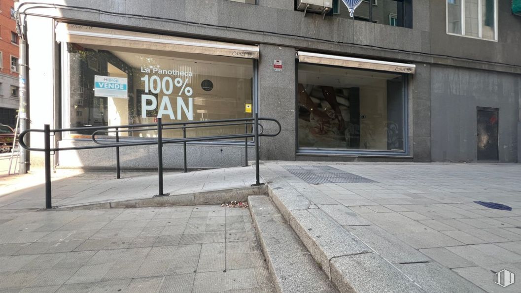 Retail for sale at Calle Cea Bermúdez, 10, Chamberí, Madrid, 28003 with window, road surface, building, sidewalk, door, asphalt, road, facade, city and concrete around