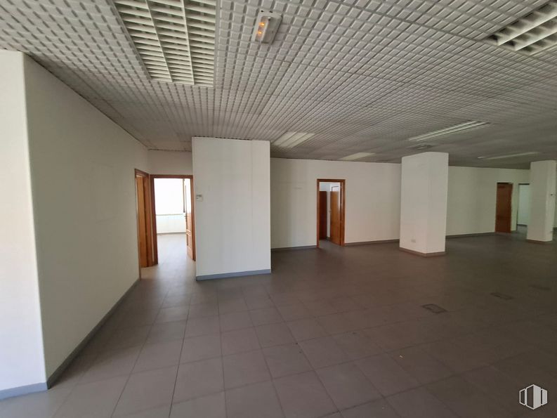 Office for rent at Avenida General Villalba, Toledo, 45003 with door, hall, interior design, building, floor, fixture, wall, flooring, real estate and ceiling around