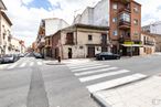 Retail for sale at Calle Francisco Nebreda, 2, Ávila, 05005 with car, building, sky, cloud, wheel, window, infrastructure, road surface, vehicle and asphalt around