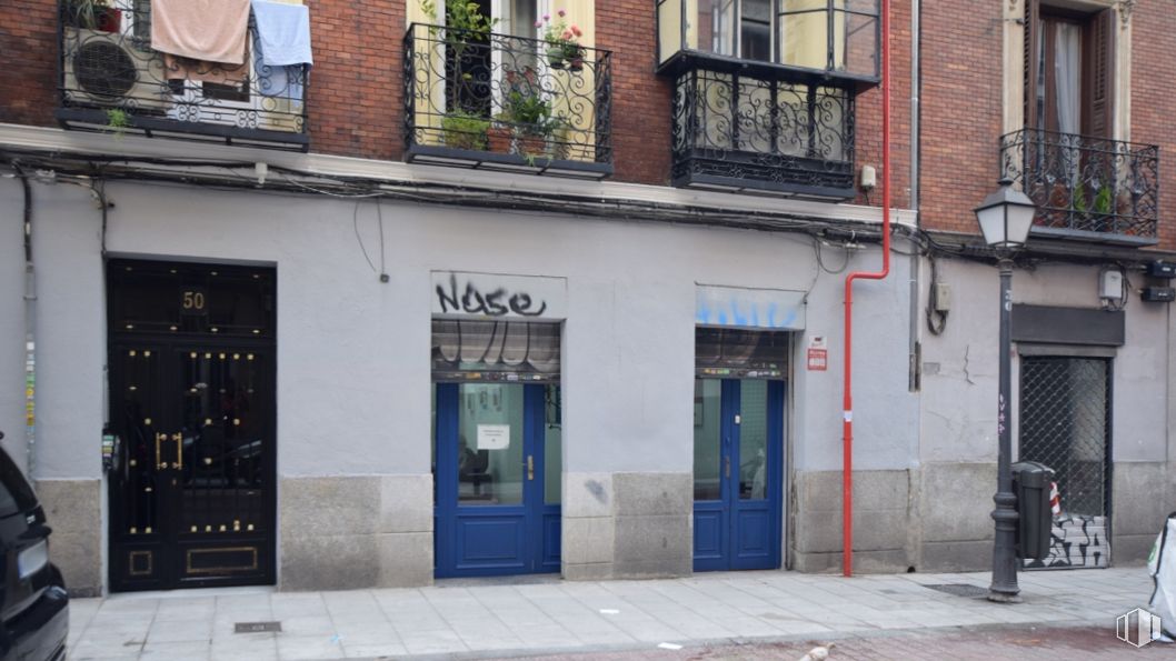 Local en venta en Calle Monteleón, 50, Chamberí, Madrid, 28010 con puerta, ventana, propiedad, edificio, accesorio, barrio, planta, línea, inmobiliario y fachada alrededor