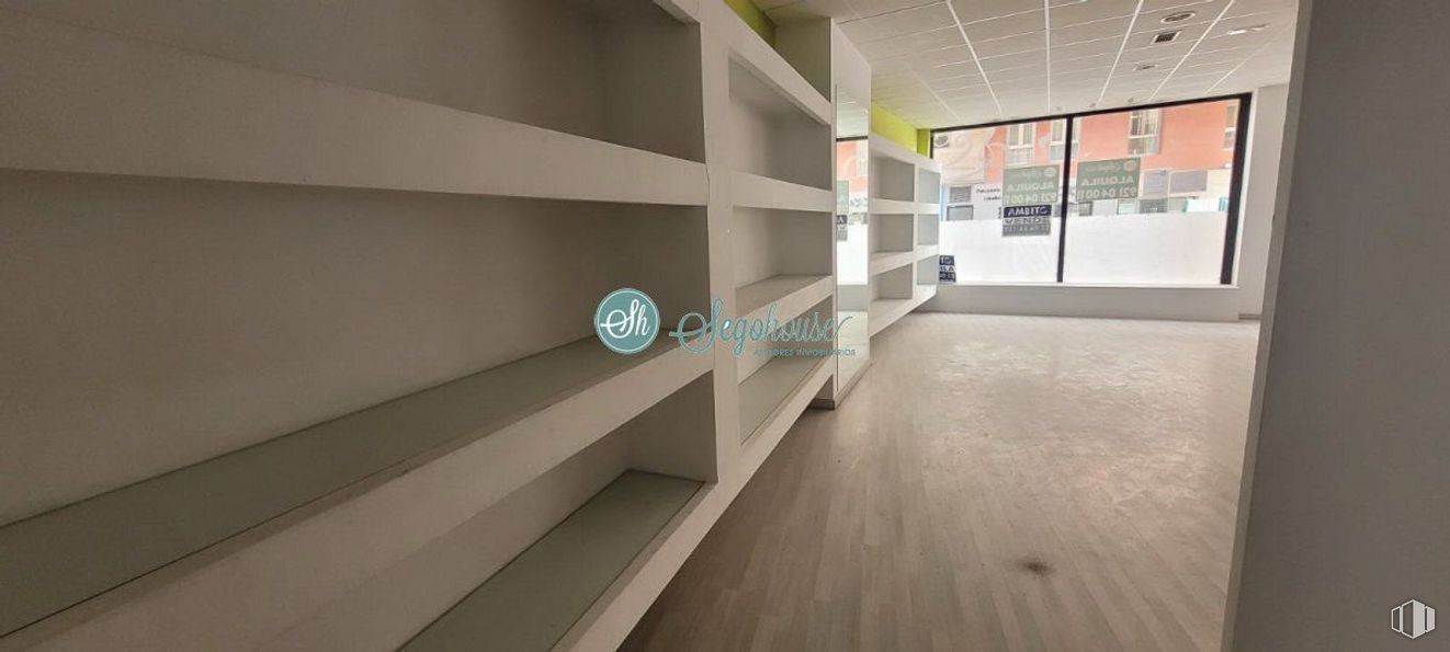 Retail for rent at Calle Independencia, Segovia, 40005 with window, wood, fixture, hall, floor, flooring, building, composite material, glass and space around