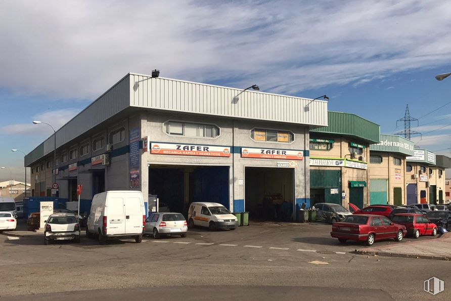 Retail for rent at Calle San Juan, 2, Fuenlabrada, Madrid, 28946 with car, building, automotive parking light, cloud, sky, land vehicle, wheel, vehicle, tire and street light around