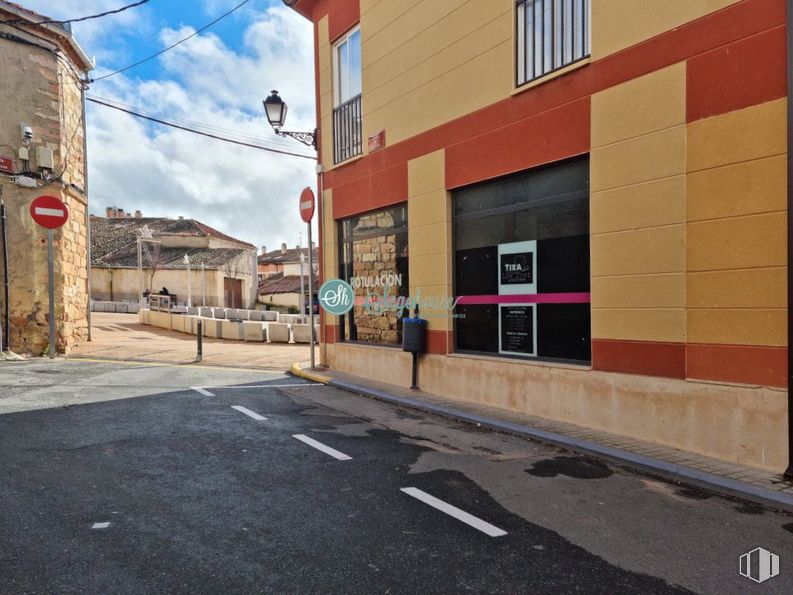 Retail for sale at Centro, Espirdo, Segovia, 40191 with window, wall, neighbourhood, facade, town, street, door, composite material, sidewalk and concrete around