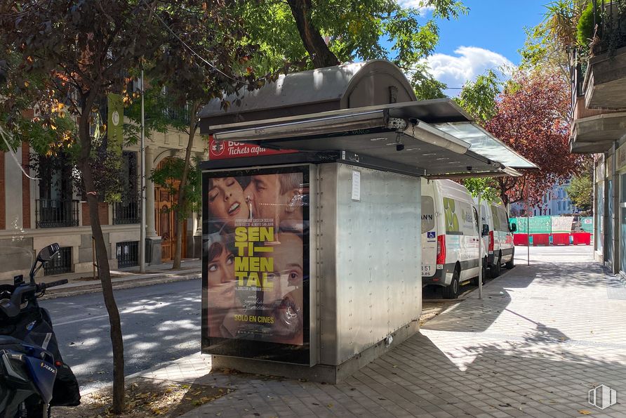 Local en alquiler en Calle Ventura Rodríguez, 24, Moncloa - Aravaca, Madrid, 28008 con árbol, planta, superficie de carretera, cielo, arquitectura, asfalto, modo de transporte, nube, edificio y acera alrededor