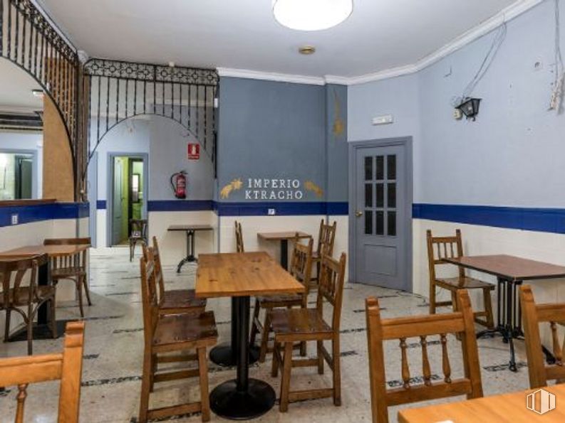 Local en alquiler y venta en Calle Ezequiel Solana, 111, Ciudad Lineal, Madrid, 28017 con silla, mesa, mesa, mesa de cocina y comedor, mueble, propiedad, interiorismo, madera, suelo y suelos alrededor