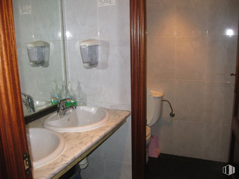 Local en venta en Plaza de la Fragua, Griñón, Madrid, 28971 con fregadero, grifo, marrón, espejo, accesorio de fontanería, propiedad, lavabo de baño, baño, edificio y fluido alrededor