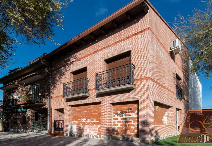 Local en alquiler en Plaza Jardín, Daganzo de Arriba, Madrid, 28814 con casa, cielo, planta, ventana, edificio, árbol, madera, ladrillo, barrio y puerta alrededor