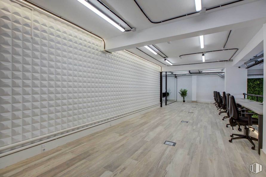 Oficina en alquiler en Calle Pedro Teixeira, 16, Tetuán, Madrid, 28020 con silla, mueble, planta, edificio, madera, sombra, diseño de interiores, accesorio, entrada, suelo, piso y madera dura alrededor