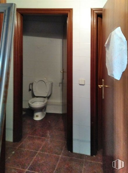 Retail for rent at Urbanización la Tejería, Chinchón, Madrid, 28370 with toilet, bidet, door, brown, plumbing fixture, product, toilet seat, fixture, purple and bathroom around