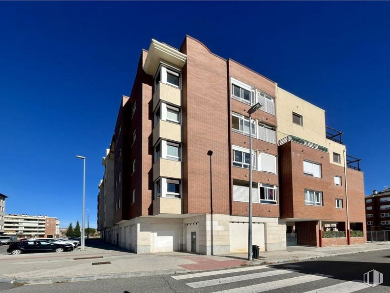 Local en venta en Calle Gardenia, Ávila, 05003 con edificio, cielo, propiedad, ventana, luz de la calle, diseño urbano, condominio, accesorio, bloque de pisos y zona residencial alrededor