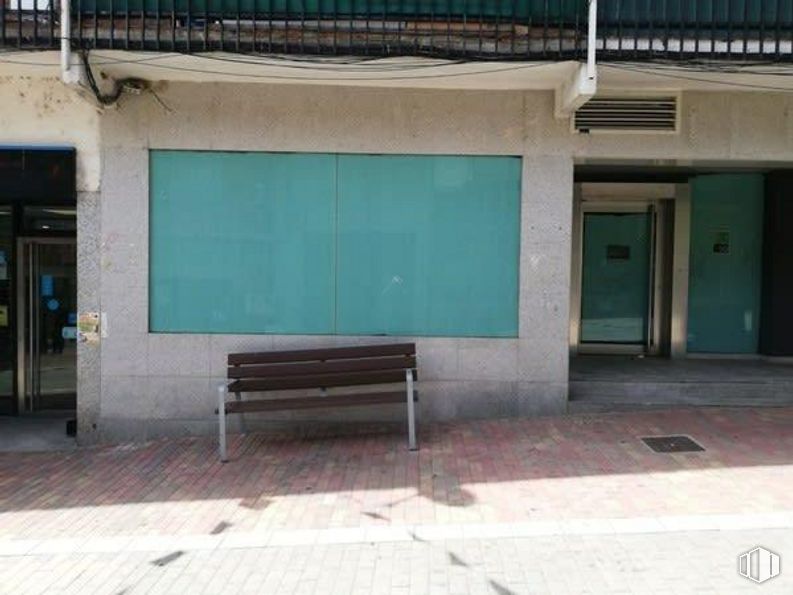 Retail for sale & for rent at Centro, Manzanares el Real, Madrid, 28410 with bench, building, window, shade, wood, road surface, wall, public space, facade and tints and shades around