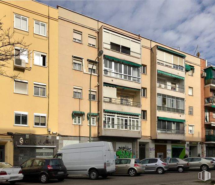 Local en venta en Avenida Nuestra Señora de Valvanera, Carabanchel, Madrid, 28025 con coche, camioneta, edificio, vehículo terrestre, rueda, ventana, propiedad, neumático, vehículo y nube alrededor