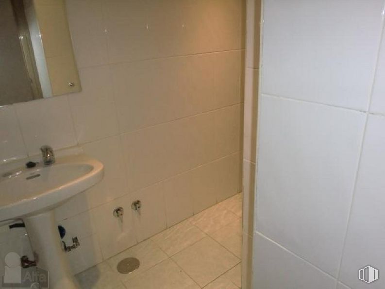 Local en venta en Calle Martín de Vargas, 3, Arganzuela, Madrid, 28005 con fregadero, espejo, grifo, lavabo de baño, accesorio de fontanería, baño, fluido, suelo, accesorio y pared alrededor