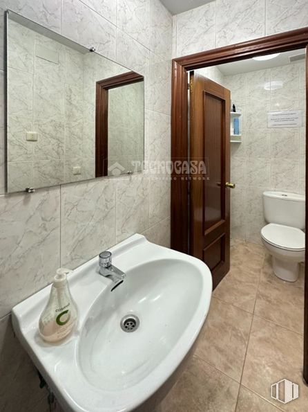 Local en venta en Calle San Ildefonso, Centro, Madrid, 28012 con inodoro, marrón, espejo, grifo, fregadero, accesorios de fontanería, propiedad, lavabo, cuarto de baño y edificio alrededor