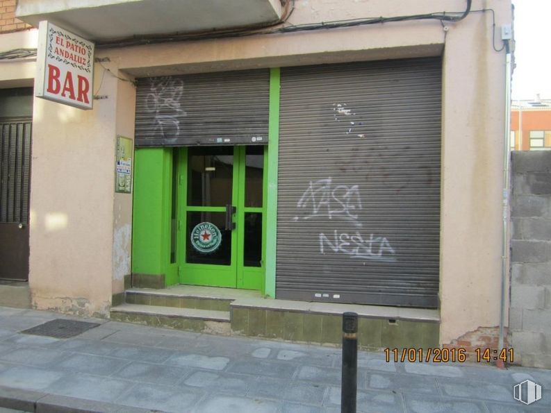 Retail for sale at Calle Tirso de Molina, Guadalajara, 19001 with door, fixture, brickwork, font, brick, wood, neighbourhood, real estate, facade and window around