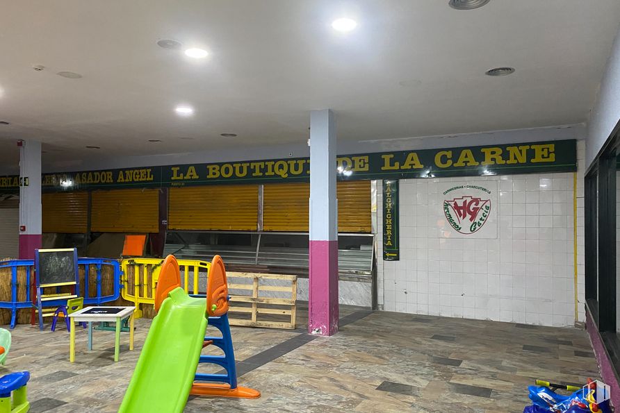 Retail for sale at Calle Pablo Casals, 27, Parla, Madrid, 28980 with table, floor, flooring, shade, paint, fixture, ceiling, wood, room and city around