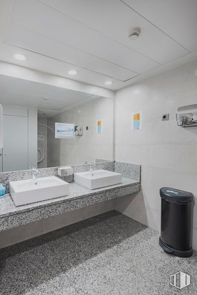 Oficina en alquiler en Edificio Cadagua, Paseo Castellana, 93, Tetuán, Madrid, 28046 con fregadero, secador de manos, espejo, grifo, arreglo de tubería, lavabo del baño, baño, líquido, línea, suelo y piso alrededor