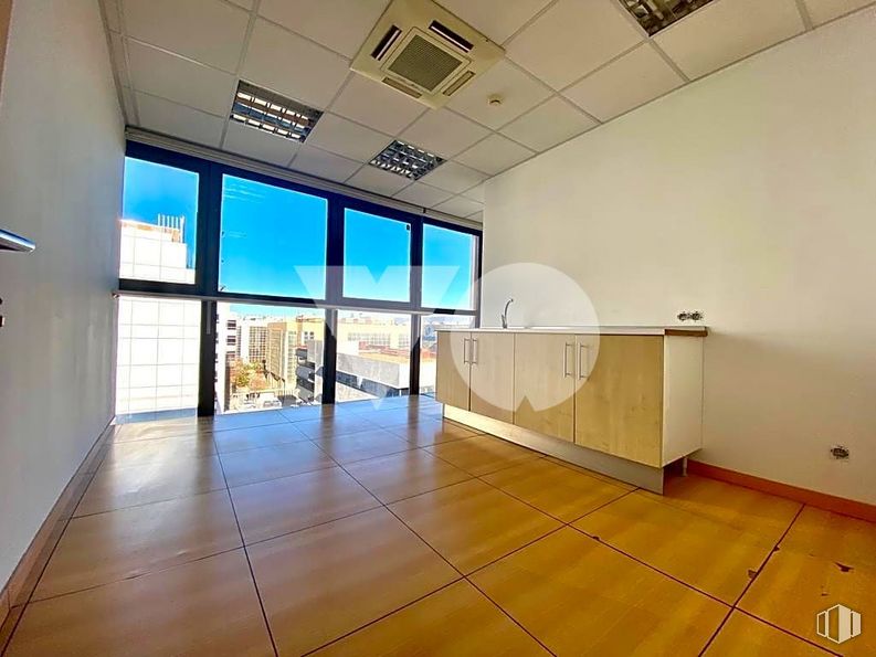 Oficina en alquiler en Calle Santa Leonor, San Blas - Canillejas, Madrid, 28037 con ebanistería, ventana, madera, edificio, interiorismo, hall, suelo, suelos, sombra y accesorio alrededor