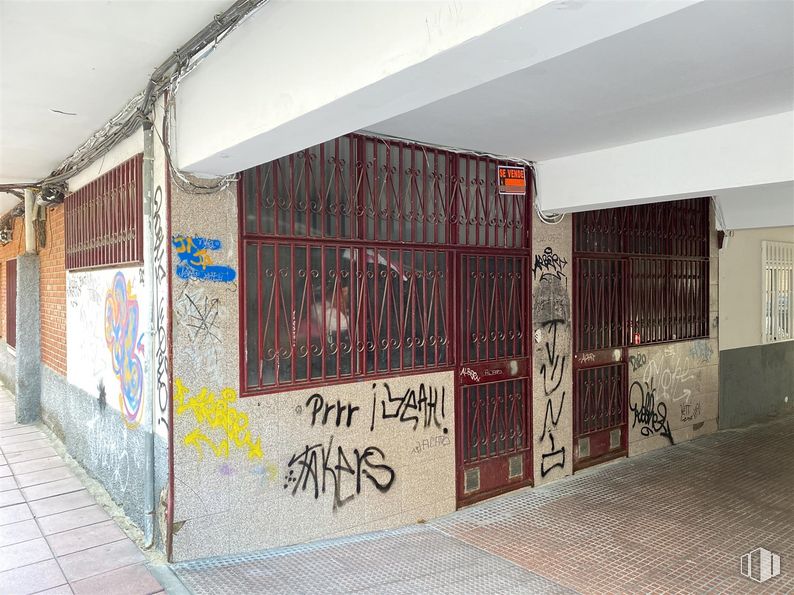 Retail for sale at Casco urbano, Alcobendas, Madrid, 28100 with handwriting, wood, art, wall, house, building, facade, brickwork, brick and paint around