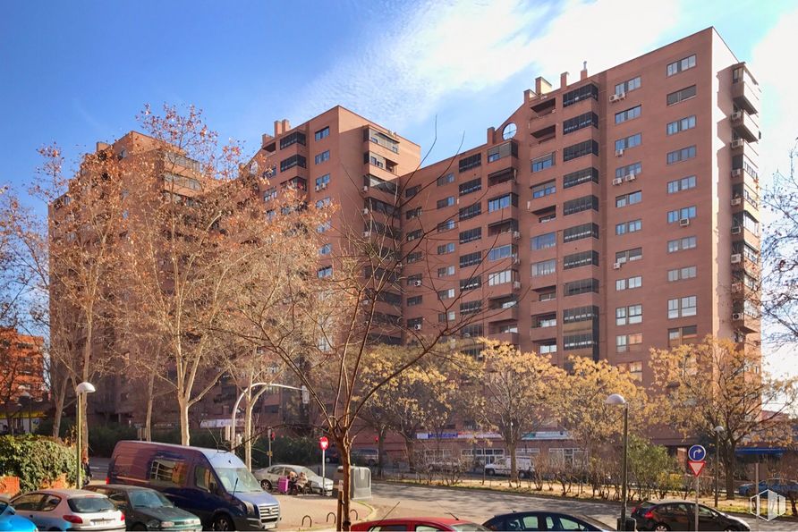 Local en alquiler en Avenida Pablo Neruda, 63, Puente de Vallecas, Madrid, 28018 con edificio, coche, cielo, nube, día, propiedad, vehículo, ventana, árbol y infraestructura alrededor