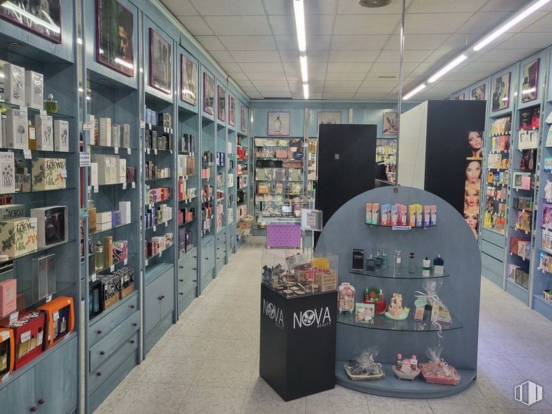 Retail for sale at Zona Los Olivos, Mejorada del Campo, Madrid, 28840 with shelf, shelving, eyewear, interior design, floor, retail, publication, flooring, trade and customer around