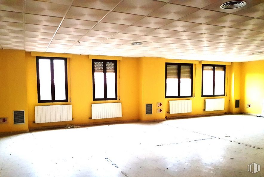 Office for rent at Avenida Madrid, Toledo, 45003 with window, fixture, building, wood, interior design, floor, hall, flooring, rectangle and real estate around