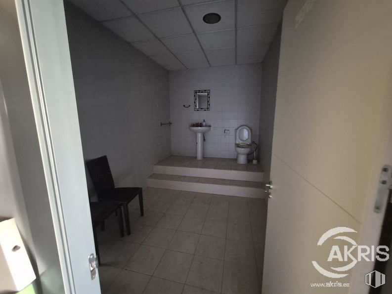 Industrial for sale at Carretera Toledo, Villaseca de la Sagra, Toledo, 45292 with chair, toilet, property, building, interior design, grey, house, floor, flooring and plumbing fixture around