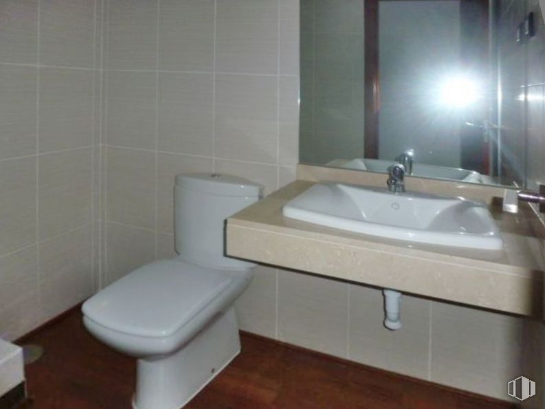 Office for sale at Calle Pollensa, 3, Las Rozas de Madrid, Madrid, 28230 with toilet, sink, mirror, tap, plumbing fixture, property, bathroom sink, bathroom, wood, fluid and interior design around