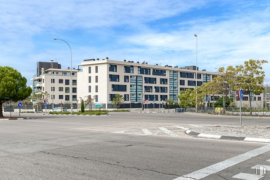 Local en venta en María de Maeztu, 6 , Fuencarral - El Pardo, Madrid, 28049 con edificio, nube, cielo, planta, luz de la calle, árbol, diseño urbano, vía pública, superficie de la carretera y condominio alrededor