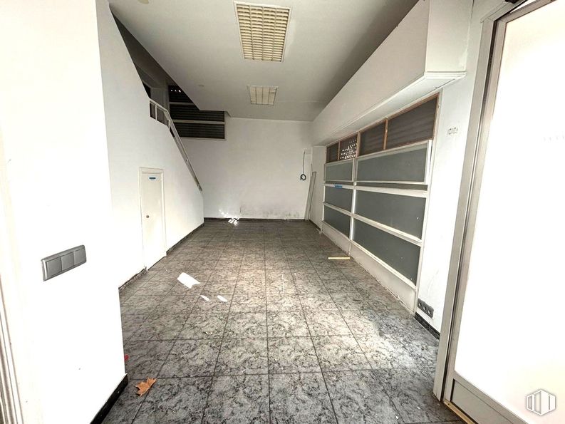 Local en venta en Zona Sur, Puente de Vallecas, Madrid, 28038 con puerta, edificio, accesorio, interiorismo, casa, suelo, suelos, madera, inmobiliario y techo alrededor