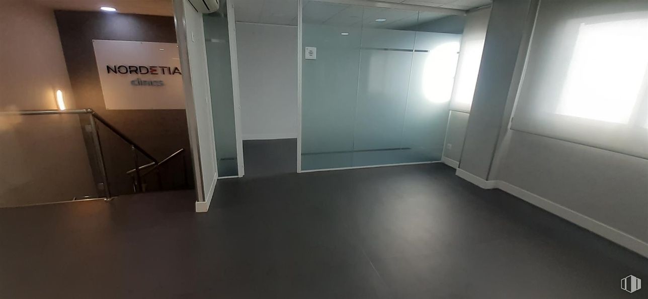 Oficina en alquiler en Calle Simón Hernández, Móstoles, Madrid, 28931 con accesorio, puerta, suelo, suelos, exterior del automóvil, vidrio, techo, asa, aluminio y edificio alrededor