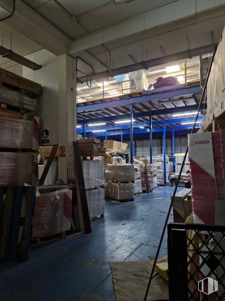 Industrial for sale at Calle San Erasmo, 42, Villaverde, Madrid, 28021 with wood, flooring, floor, hardwood, beam, engineering, warehouse, metal, city and ceiling around