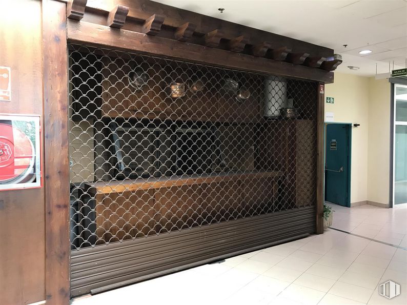 Local en alquiler y venta en Centro Comercial La Rotonda, Plaza Toro, 1, Tres Cantos, Madrid, 28760 con accesorio, puerta, madera, exterior del automóvil, edificio, gas, vidrio, fachada, madera dura y material compuesto alrededor