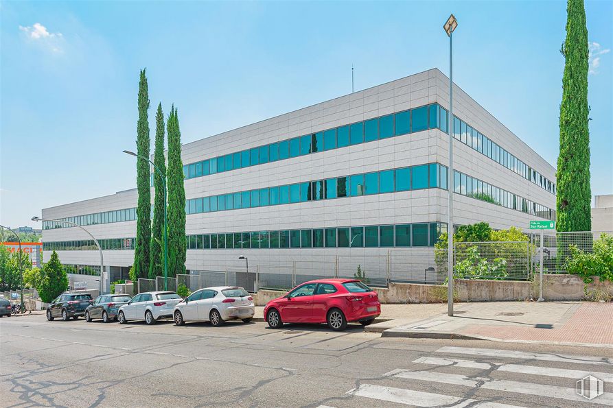 Oficina en alquiler en Edificio Europa III, Calle San Rafael, 1, Alcobendas, Madrid, 28108 con coche, luz de estacionamiento, cielo, rueda, neumático, vehículo, edificio, planta, diseño urbano y árbol alrededor