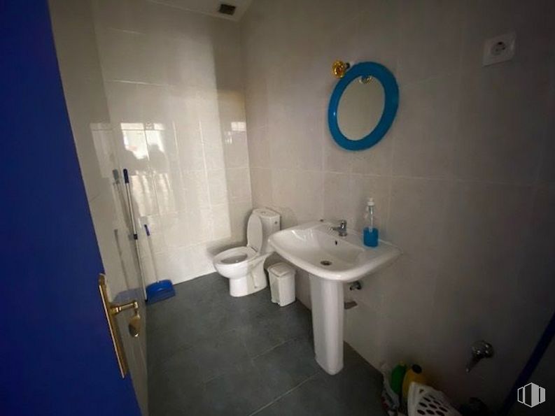 Retail for rent at Zona Reyes Católicos, Cuenca, 16003 with sink, toilet, mirror, plumbing fixture, tap, property, bathroom sink, building, azure and bathroom around